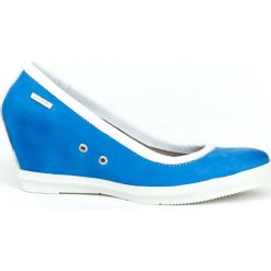 Półbuty na koturnie - skóra naturalna - model 024 - kolor szafirowy. Niebieskie półbuty damskie Zapato, z nadrukiem, z jeansu, eleganckie, na wysokim obcasie, na platformie, bez zapięcia. W wyprzedaży za 173,40 zł.
