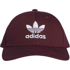 CZAPKA Z DASZKIEM ADIDAS TREFOIL (DAMSKA). Czerwone czapki damskie Adidas, w paski. W wyprzedaży za 59,99 zł.