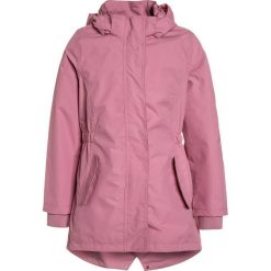 Mikkline GIRLS COAT SOLID Kurtka przeciwdeszczowa polignac rose. Czerwone kurtki chłopięce przeciwdeszczowe marki mikk-line, z materiału. Za 399,00 zł.