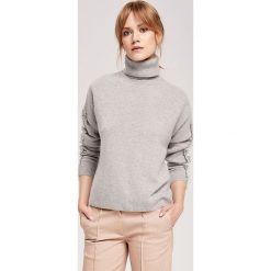 Kaszmirowy sweter w kolorze jasnoszarym. Szare swetry damskie ZOCHA, l, z kaszmiru. W wyprzedaży za 509,95 zł.