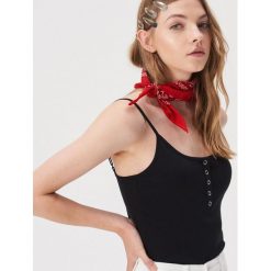 Krótki top basic - Czarny. Czarne topy damskie Sinsay, s, bez wzorów, bez kołnierzyka. Za 14,99 zł.