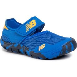 Sandały NEW BALANCE - YO208RB2 Niebieski. Niebieskie sandały chłopięce New Balance, ze skóry ekologicznej, bez zapięcia. W wyprzedaży za 149,00 zł.