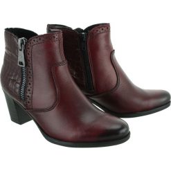 RIEKER Y8965-35 red, botki damskie. Czerwone botki damskie Rieker, bez obcasa, na obcasie, bez zapięcia. W wyprzedaży za 269,90 zł.