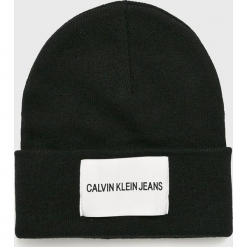 Calvin Klein Jeans - Czapka. Czarne czapki damskie Calvin Klein Jeans, na zimę, bez wzorów, z wiskozy. W wyprzedaży za 119,90 zł.