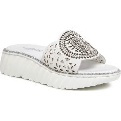 Klapki BALDININI - 099906XNAPP909090XXX Bianco. Białe klapki damskie Baldinini, z aplikacjami, ze skóry, bez obcasa. W wyprzedaży za 1259,00 zł.