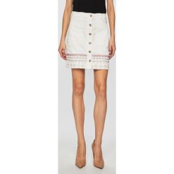 Desigual - Spódnica. Białe spódniczki damskie Desigual, na co dzień, z haftami, z elastanu, casualowe, z podwyższonym stanem, mini, proste. W wyprzedaży za 169,90 zł.