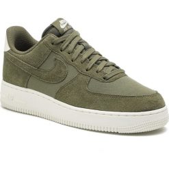 Buty NIKE - Air Force 1 '07 Suede AO3835 200 Medium Olive/Medium Olive/Sail. Zielone półbuty damskie Nike, bez wzorów, ze skóry, bez obcasa, na płaskiej podeszwie, bez zapięcia. W wyprzedaży za 399,00 zł.