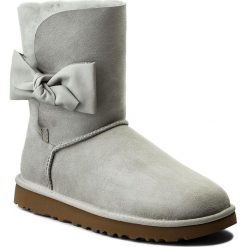 Buty UGG - W Daelynn 1019983 W/Grv. Szare kozaki damskie marki Ugg, ze skóry, bez obcasa, bez zapięcia. W wyprzedaży za 589,00 zł.