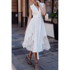 Sukienka PLEARA. Białe sukienki damskie IVET, w koronkowe wzory, z materiału, eleganckie, bez kołnierzyka, bez rękawów, długie, midi. W wyprzedaży za 79,00 zł.