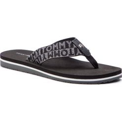 Japonki TOMMY HILFIGER Flat Beach Sandal Shiny Jacquard FW0FW04117. Czarne klapki damskie TOMMY HILFIGER, bez wzorów, bez obcasa. W wyprzedaży za 109,00 zł.