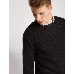 SWETER DŁUGI RĘKAW MĘSKI. Szare golfy męskie marki Top Secret, na zimę, s, z wełny, eleganckie, z klasycznym kołnierzykiem. W wyprzedaży za 39,99 zł.