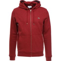 Lacoste Bluza z kapturem passion chine. Czerwone bluzy męskie marki Lacoste, xs, z bawełny, z kapturem. Za 509,00 zł.