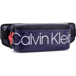 Saszetka nerka CALVIN KLEIN - Trail + Waistbag K50K504710 471. Fioletowe torby męskie skórzane Calvin Klein, bez wzorów, z materiału, młodzieżowe. Za 299,00 zł.