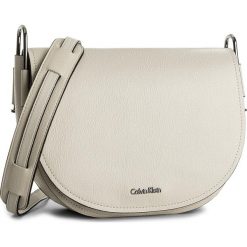 Torebka CALVIN KLEIN BLACK LABEL - Arch Large Saddle Ba K60K603860 000. Brązowe listonoszki damskie marki Calvin Klein Black Label. Za 599,00 zł.