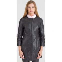 SKÓRZANY PŁASZCZ TRUSSARDI JEANS. Czarne kurtki damskie z jeansu. Za 834,50 zł.