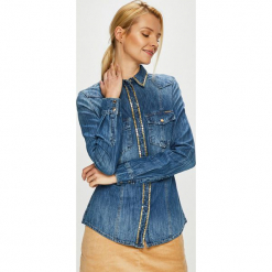 Guess Jeans - Koszula Lalima. Niebieskie bluzki damskie Guess Jeans, s, z aplikacjami, z bawełny, klasyczne, z klasycznym kołnierzykiem, z długim rękawem. W wyprzedaży za 369,90 zł.
