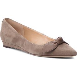Baleriny LAUREN RALPH LAUREN - Amarinda 802723239004 Light Taupe/Light Taupe. Szare baleriny damskie lakierowane Lauren Ralph Lauren, ze skóry ekologicznej, na płaskiej podeszwie. Za 479,90 zł.