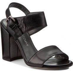 Sandały Stuart Weitzman Partisan. Czarne klapki damskie Stuart Weitzman, bez wzorów, bez obcasa. W wyprzedaży za 809,00 zł.