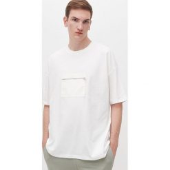 Bawełniany t-shirt z kieszenią - Kremowy. Białe t-shirty męskie Reserved, s, bez wzorów, z bawełny, bez kołnierzyka. Za 59,99 zł.