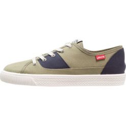 Trampki męskie: Levi’s® MALIBU PATCH Tenisówki i Trampki dark green
