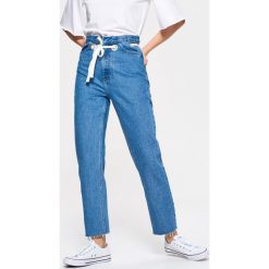 Jeansy high waist z paskiem - Niebieski. Niebieskie spodnie damskie z wysokim stanem marki Cropp, z podwyższonym stanem. W wyprzedaży za 79,99 zł.