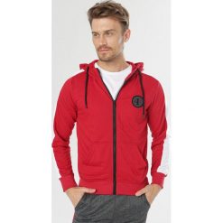 Czerwona Bluza Chelney. Czerwone bluzy męskie Born2be, xl, bez wzorów, bez kołnierzyka, bez rękawów, bez kaptura. Za 79,99 zł.