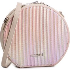 Torebka MONNARI - BAG3760-015 Beżowy. Brązowe listonoszki damskie Monnari, na co dzień, bez wzorów, ze skóry ekologicznej, eleganckie, bez dodatków. W wyprzedaży za 109,00 zł.