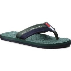 Japonki TOMMY HILFIGER - Embossed Flag Beach FM0FM01796 Jungle Green 300. Niebieskie klapki męskie TOMMY HILFIGER, z tworzywa sztucznego, bez zapięcia. W wyprzedaży za 99,00 zł.