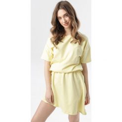 Żółta Sukienka Jennirea. Żółte sukienki damskie Born2be, s, bez wzorów, z dzianiny, bez kołnierzyka, bez rękawów. W wyprzedaży za 59,99 zł.