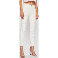 Guess Jeans - Jeansy. Białe jeansy damskie Guess Jeans, z aplikacjami, z elastanu, z podwyższonym stanem. W wyprzedaży za 399,90 zł.