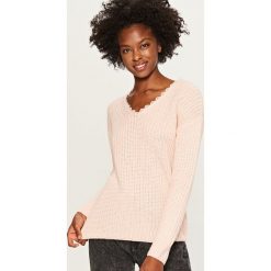 Sweter z koronkowym dekoltem - Różowy. Różowe bez kategorii Reserved, s, z koronki. Za 79,99 zł.