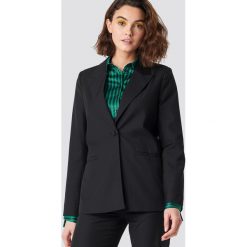 Emilie Briting x NA-KD Marynarka - Black. Czarne marynarki damskie marki Emilie Briting x NA-KD, bez wzorów. W wyprzedaży za 113,58 zł.