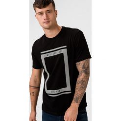 Armani Exchange Koszulka Czarny. Czarne podkoszulki męskie Armani Exchange, l, z nadrukiem, z bawełny, z krótkim rękawem. Za 211,95 zł.