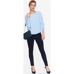 BLUZKA DAMSKA ZE ŚCIĄGNIĘCIEM NA RĘKAWACH. Niebieskie bluzki damskie marki Top Secret, z jeansu, eleganckie, z długim rękawem. W wyprzedaży za 39,99 zł.