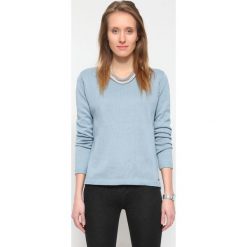 SWETER DŁUGI RĘKAW DAMSKI LUŹNY, Z DEKOLTEM. Niebieskie swetry damskie Top Secret, z aplikacjami, z bawełny, z długim rękawem, długie, bez kaptura. W wyprzedaży za 39,99 zł.