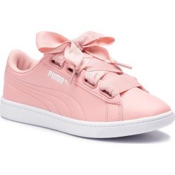 Sneakersy PUMA - Vikky V2 Ribbon Core 369114 06 Bridal Rose/Silver/White. Różowe półbuty damskie Puma, na co dzień, bez wzorów, ze skóry ekologicznej, bez obcasa, na płaskiej podeszwie, bez zapięcia. W wyprzedaży za 169,99 zł.