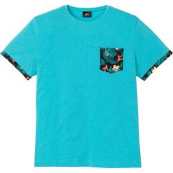 T-shirt z drukowaną kieszonką i rękawami z wywinięciem bonprix morski. Niebieskie koszulki męskie bonprix, na lato, xl, z nadrukiem, bez kołnierzyka, bez rękawów. Za 27,99 zł.