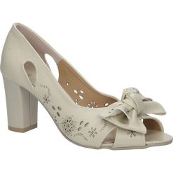 Beżowe czółenka peep toe ażurowe z kokardą na słupku Casu 1990/L. Brązowe buty ślubne damskie marki Casu, w ażurowe wzory, z otwartym noskiem, na słupku. Za 89,99 zł.
