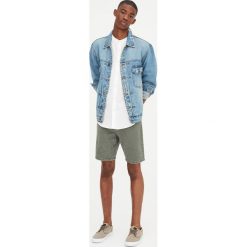 Lniana koszula z krótkim rękawem. Białe koszule męskie Pull&Bear, m, bez wzorów, bez kołnierzyka, z krótkim rękawem. Za 62,90 zł.