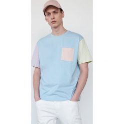 T-shirt z łączonych materiałów - Niebieski. Niebieskie t-shirty męskie Reserved, s, bez wzorów, z materiału, bez kołnierzyka. W wyprzedaży za 25,99 zł.