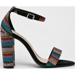 Steve Madden - Sandały Carrson-R. Sandały damskie Steve Madden, bez wzorów, z materiału, z okrągłym noskiem, bez obcasa, na obcasie, na klamry. W wyprzedaży za 379,90 zł.