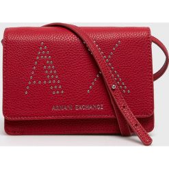Armani Exchange - Torebka. Czerwone listonoszki damskie Armani Exchange, w paski, z poliesteru, na ramię, małe, z aplikacjami. W wyprzedaży za 359,90 zł.