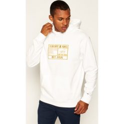Bluza Tommy Jeans Tjm Surplus Hoodie DM0DM07889. Niebieskie bluzy męskie Tommy Jeans, m, bez wzorów, z jeansu, bez kołnierzyka, bez rękawów, bez kaptura. W wyprzedaży za 309,00 zł.