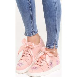 Różowe Buty Sportowe Sateen. Różowe buty sportowe damskie marki Born2be, z aplikacjami, z satyny, sportowe. Za 59,99 zł.
