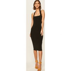Guess Jeans - Sukienka. Czarne sukienki damskie Guess Jeans, na co dzień, s, z aplikacjami, z elastanu, casualowe, z okrągłym kołnierzem, bez rękawów, mini, proste. W wyprzedaży za 399,90 zł.