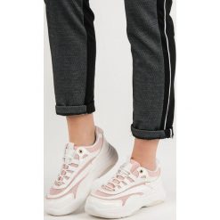 BIAŁO-RÓŻOWE SNEAKERSY. Białe trampki i tenisówki damskie Merg. Za 79,90 zł.