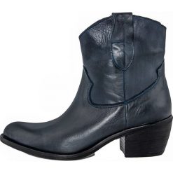Skórzane botki w kolorze granatowym. Niebieskie botki damskie Eye. W wyprzedaży za 309,95 zł.