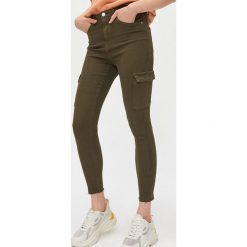 Jeansy cargo - Zielony. Zielone jeansy damskie Cropp. W wyprzedaży za 59,99 zł.