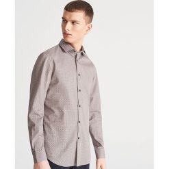 Wzorzysta koszula slim fit - Brązowy. Pomarańczowe koszule męskie marki Reserved, m, bez wzorów, bez kołnierzyka, bez rękawów. Za 119,99 zł.