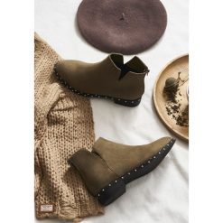 Khaki Botki Make Yourself. Brązowe botki damskie Born2be, bez obcasa, na płaskiej podeszwie, bez zapięcia. Za 99,99 zł.